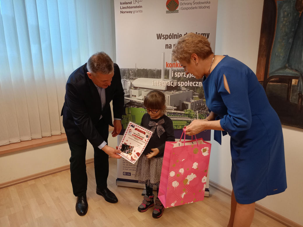 Podsumowanie konkursu na bożonarodzeniową kartkę świąteczną z recyklingu odbyło się w siedzibie Przedsiębiorstwa Energetycznego w Siedlcach
