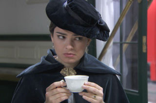 Akacjowa 38, odc. 821, 822, 823, 824, 825 - streszczenie. Inigo zgadza się opowiedzieć Leonor o swoim ojcu