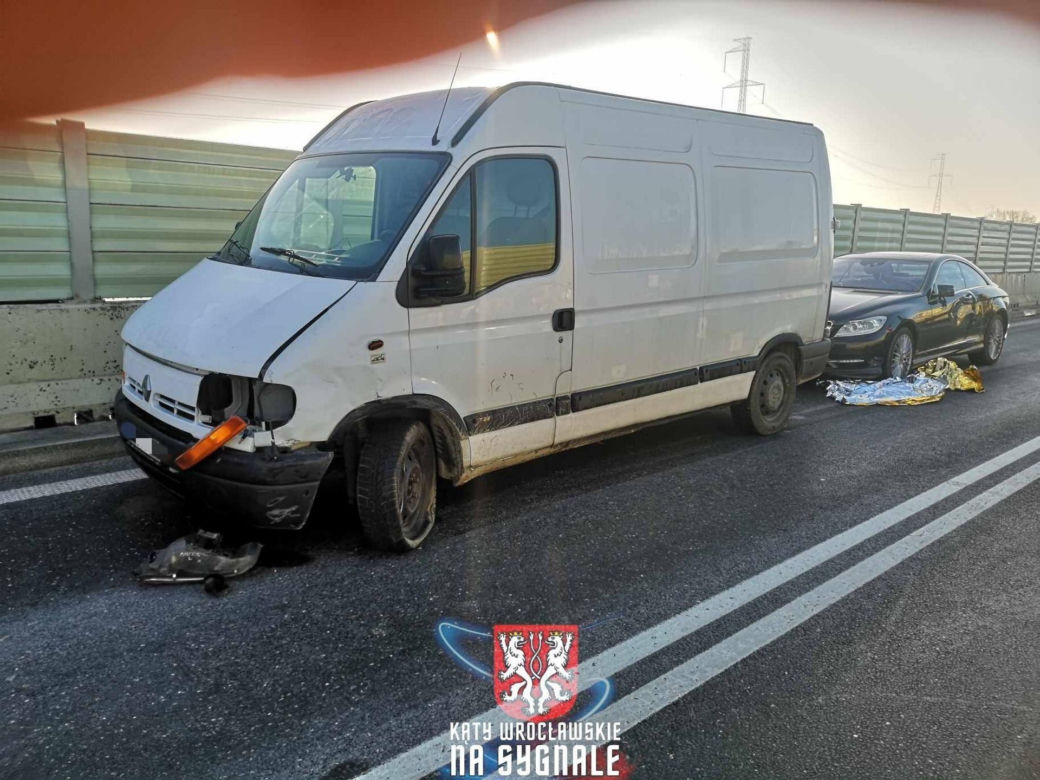 Strażacy chcieli pomóc przy wypadku. Wtedy w jednego z nich wjechał samochód