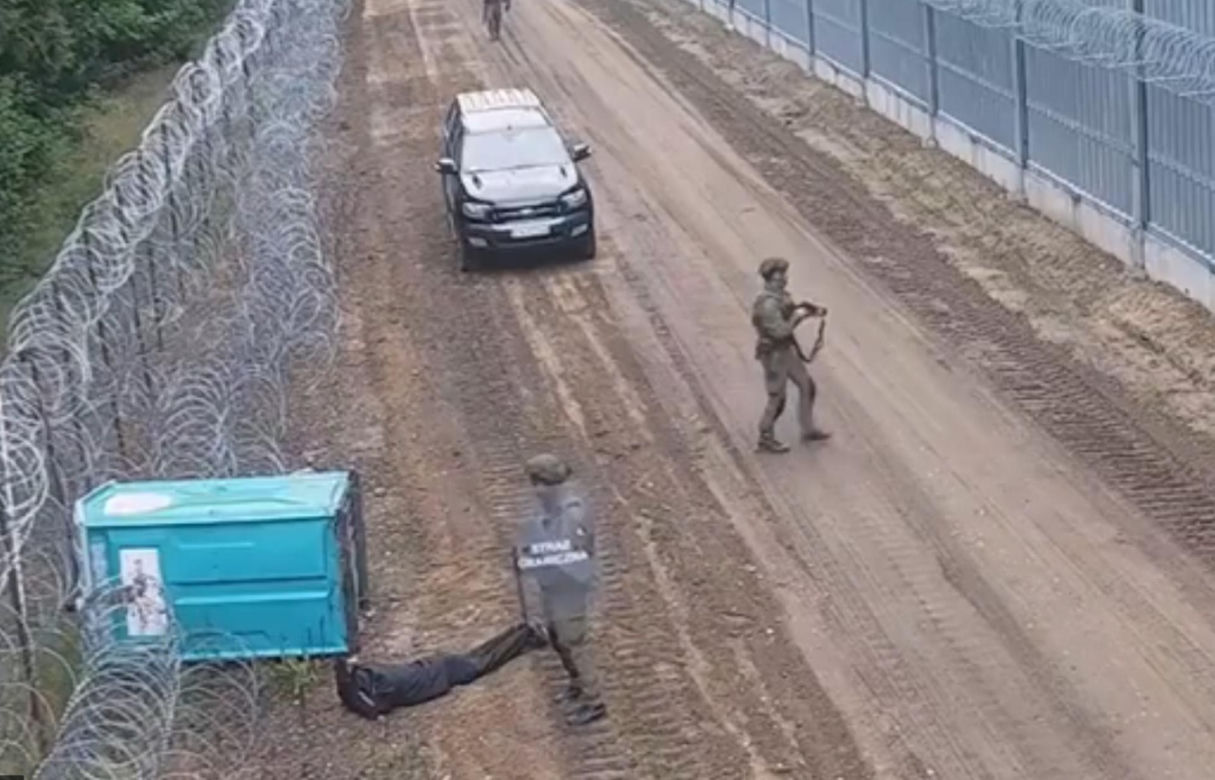 Strażnicy graniczni nie mogli w to uwierzyć. Migranci wymyślili, jak pokonać zaporę