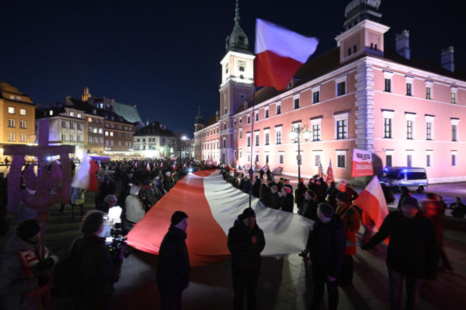 Marsz Pamięci PiS przeszedł ulicami Warszawy. To już 16 lat po katastrofie smoleńskiej