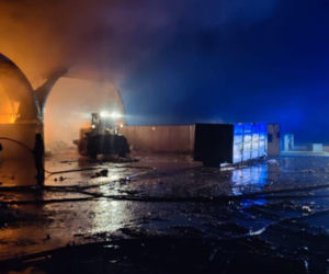 Łódzkie. Wielki pożar w punkcie selektywnej zbiórki odpadów. Trwa akcja strażaków