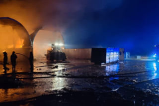 Łódzkie. Wielki pożar w punkcie selektywnej zbiórki odpadów. Trwa akcja strażaków