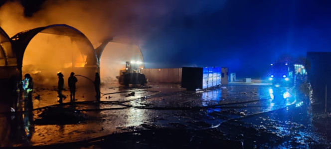 Łódzkie. Wielki pożar w punkcie selektywnej zbiórki odpadów. Trwa akcja strażaków