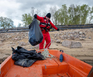 Ponad 2 tony śmieci wyzbierane z brzegów Narwi! Operacja Czysta Rzeka w Łomży za nami
