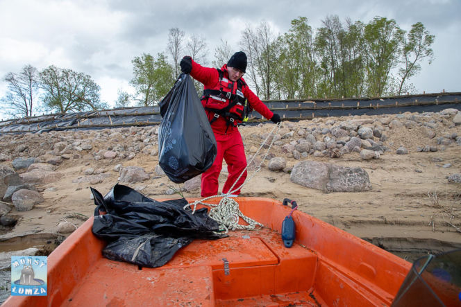 Ponad 2 tony śmieci wyzbierane z brzegów Narwi! Operacja Czysta Rzeka w Łomży za nami
