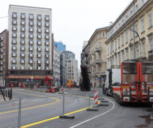 Armagedon w centrum Warszawy. Auta w kolejce do wypisania mandatów! Rozkopują pl. Pięciu Rogów