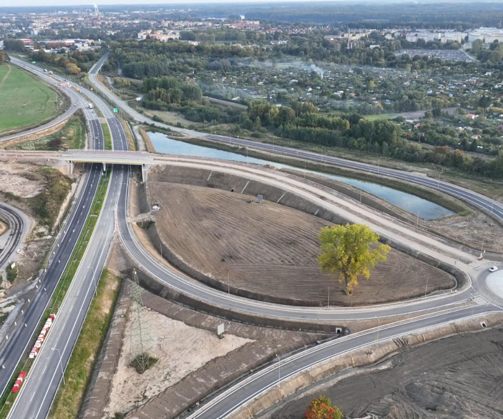 Widok z lotu ptaka na budowany węzeł drogowy z rondem i wiaduktem. O postępach prac na trasie S11 przeczytasz na Architektura.