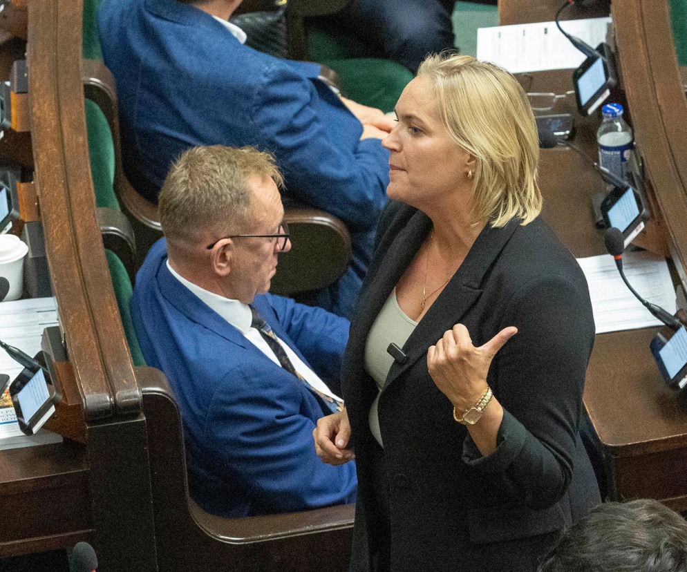 Posłanka Dominika Chorosińska stoi w ławach sejmowych i gestykuluje. O jej pozycji w PiS przeczytasz na SE Polityka.