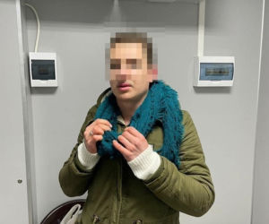 Ukraińcy uciekają przed poborem w damskich ubraniach i w pudełkach po zabawkach