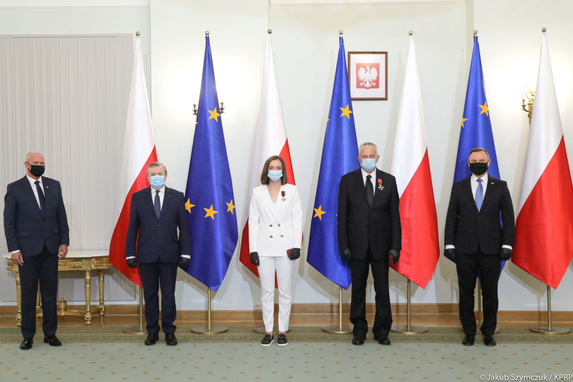 Iga Świątek odbiera odznaczenie od prezydenta