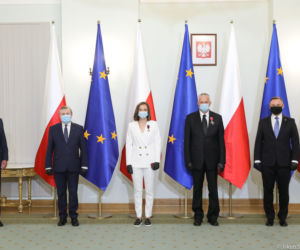 Iga Świątek odbiera odznaczenie od prezydenta