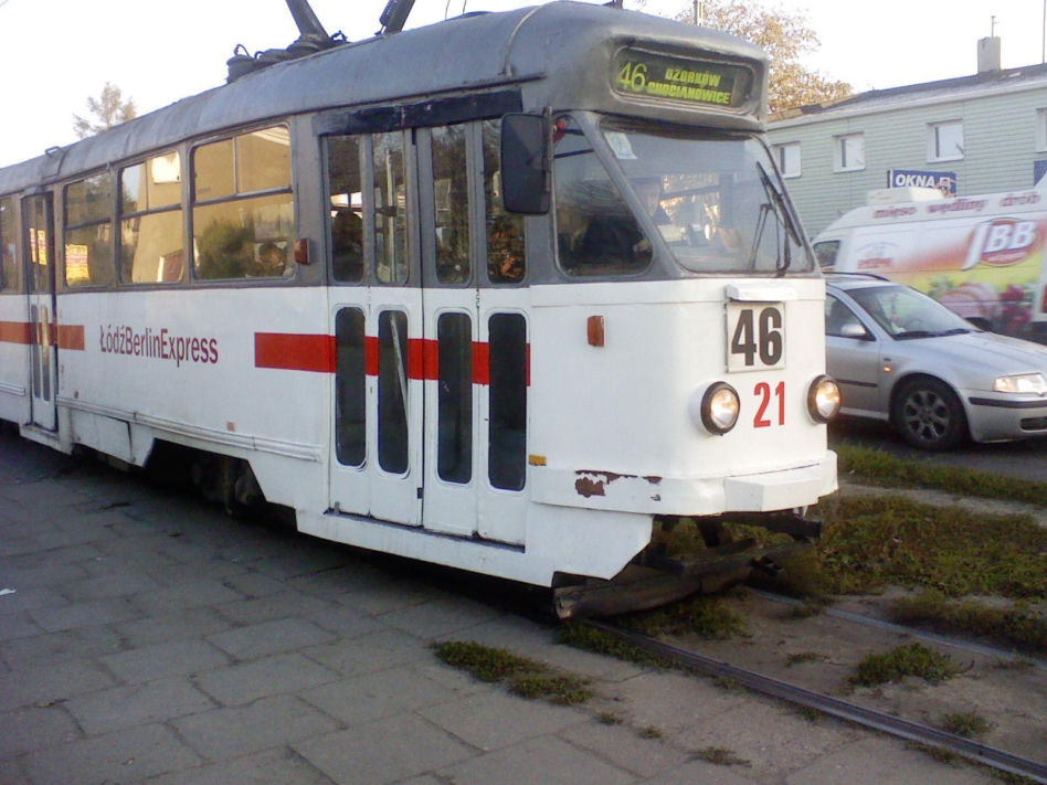 Wagon Konstal 803N na linii 46 do Ozorkowa, przystanek w Zgierzu, 2007 rok