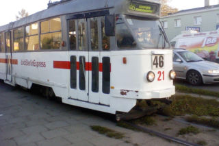 Wagon Konstal 803N na linii 46 do Ozorkowa, przystanek w Zgierzu, 2007 rok