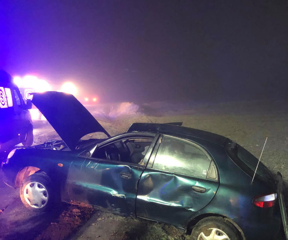 O włos od tragedii pod Bydgoszczą! Strażacy uratowali uwięzionego kierowcę 