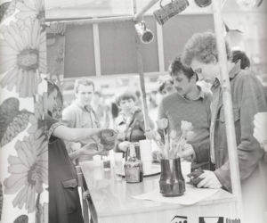 Stoisko z miodami pitnymi na „Cepeliadzie” podczas Dni Wrocławia, maj 1978 r