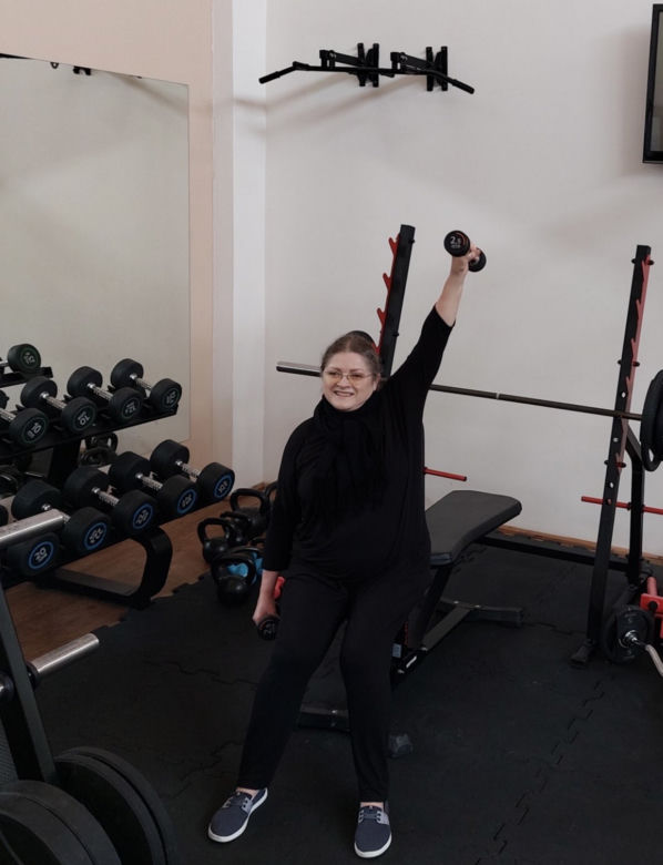 Krystyna Pawłowicz robi rzeźbę na wiosnę