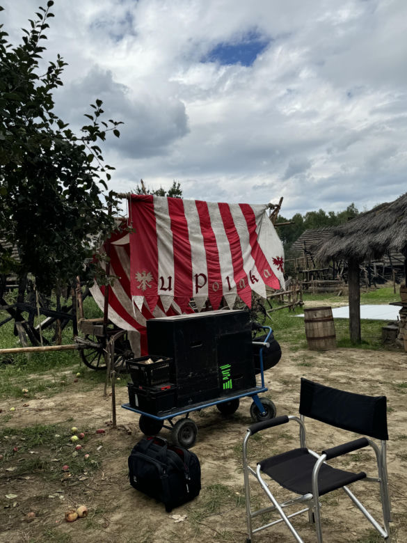 A oto kilka zdjęć scenografii i kostiumów.
