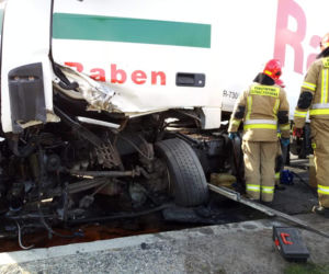 Zablokowana droga krajowa nr 9. TIR zderzył się z autem osobowym