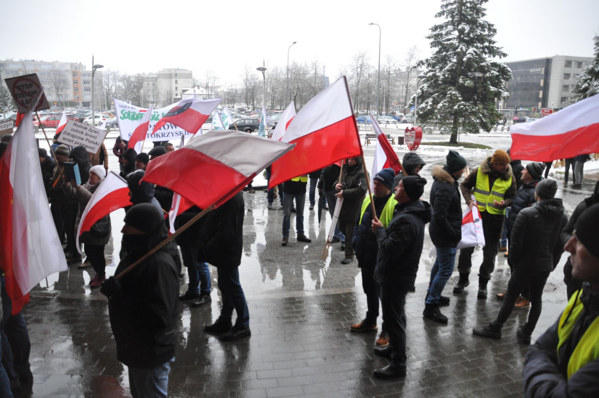 Protest rolników przed Urzędem Wojewódzkim w Kielcach