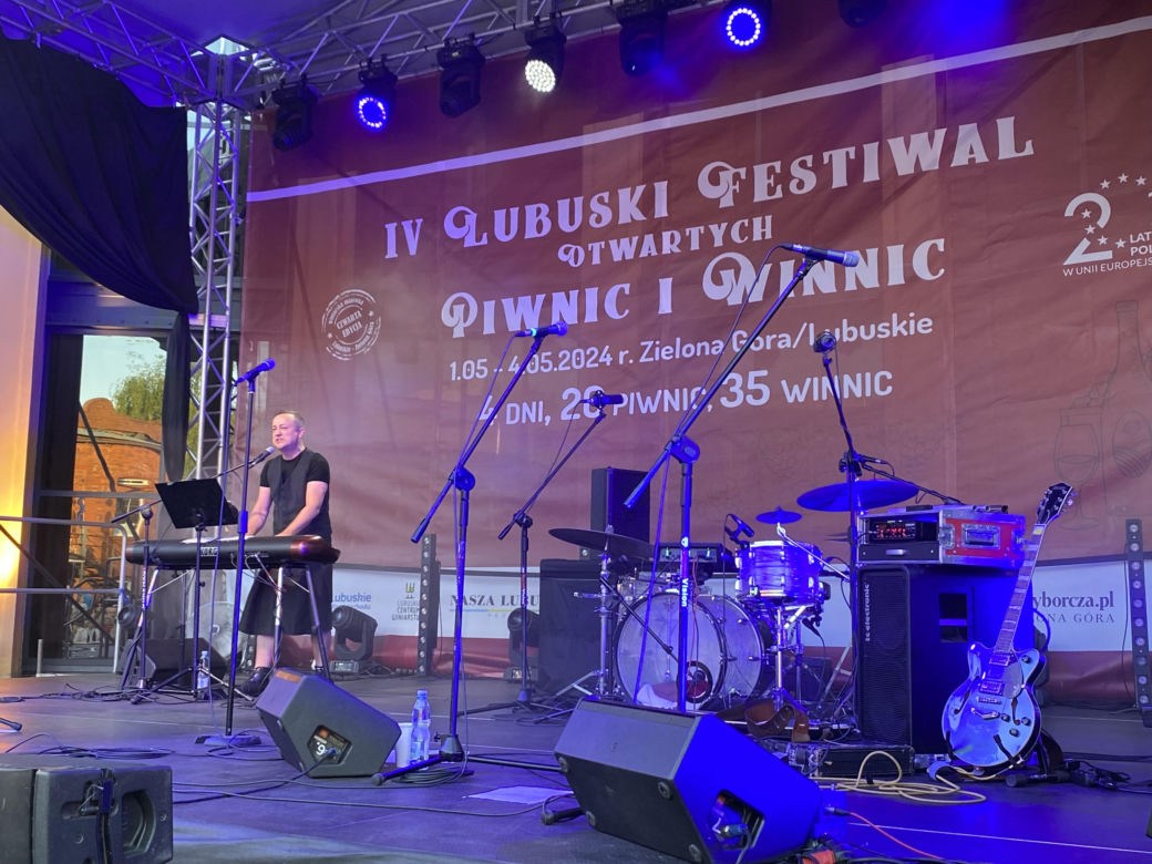  IV Lubuski Festiwal Piwnic i Winnic w Zielonej Górze. Koncert zagrał Czesław Śpiewa