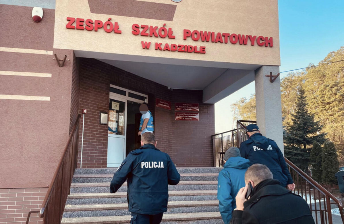 To on zadawał ciosy nożem w szkole. 18-letni uczeń ranił 3 osoby