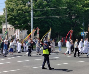 Nawrocki na procesji z rodziną