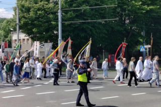 Nawrocki na procesji z rodziną