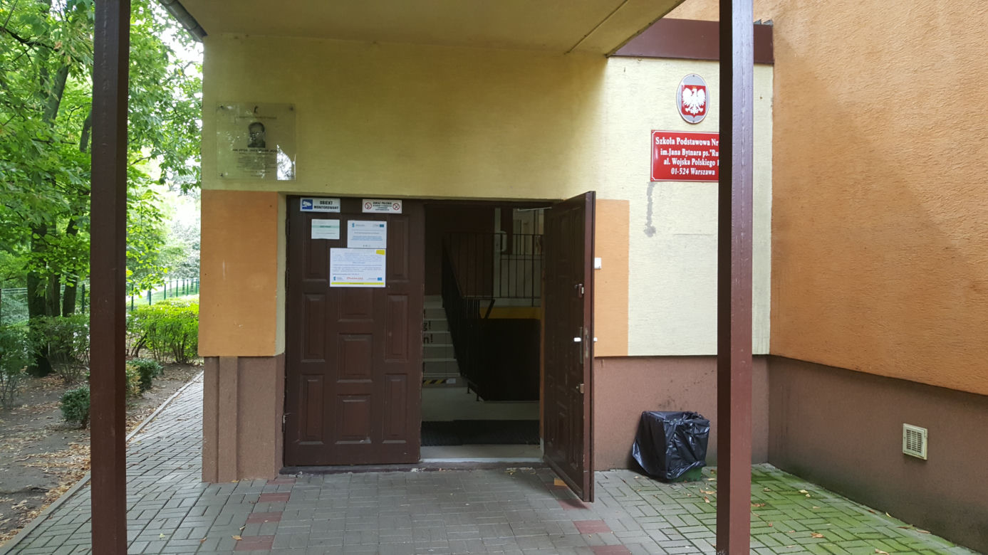 Przyciski pod biurkami nauczycieli