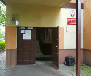 Przyciski pod biurkami nauczycieli