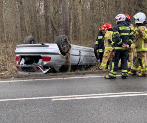 Policyjny pościg za BMW w Wesołej. Auto dachowało