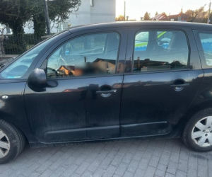 Pomilił wsteczny z jedynką i wjechał w rower. Starszy mężczyzna próbował uciec z miejsca zdarzenia