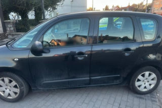 Pomilił wsteczny z jedynką i wjechał w rower. Starszy mężczyzna próbował uciec z miejsca zdarzenia