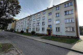 Tajemnicza śmierć 45-latka w zamkniętym mieszkaniu. Nieoficjalnie: To ojciec szkolnego nożownika