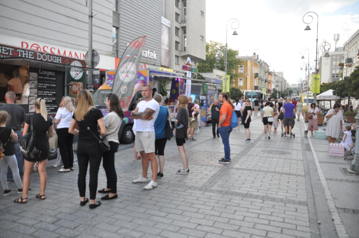 Ostatnia niedziela lata 2023 w Kielcach. Tłumy w centrum miasta