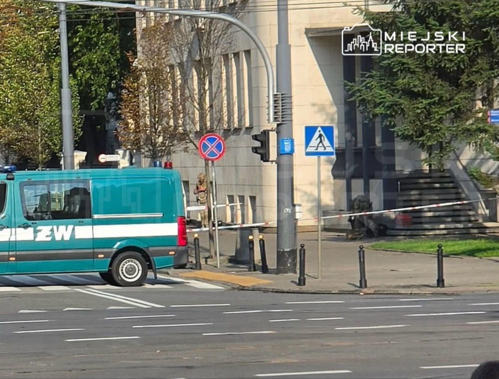 Tajemnicza walizka pod MON. Ruszyli pirotechnicy