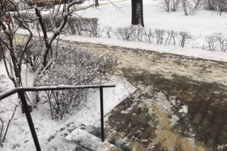 Nieodśnieżony chodnik, nieposypane schody, wiszące sople. Kto za to odpowiada? 