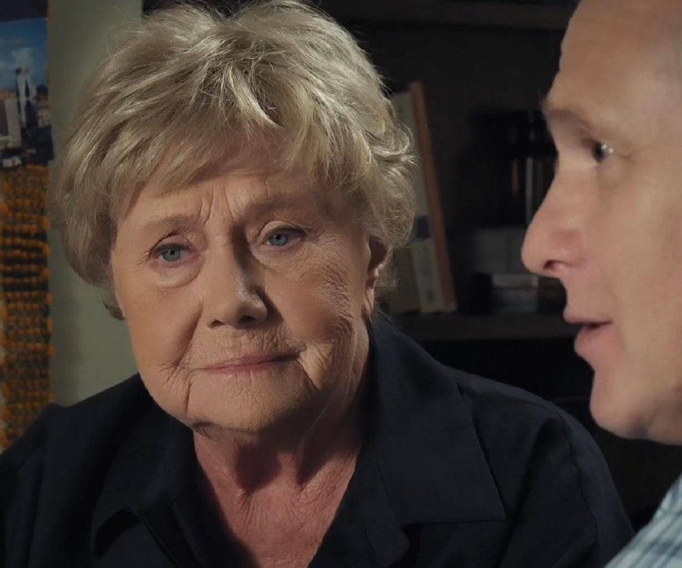 Barbara (Teresa Lipowska) z zasmuconym wyrazem twarzy i Robert Moskwa jako Artur Rogowski, zięć Barbary, obok, w scenie z serialu M jak miłość. Zdjęcie ilustruje relacje rodzinne i potencjalną zdradę, o czym można przeczytać na portalu Super Seriale.