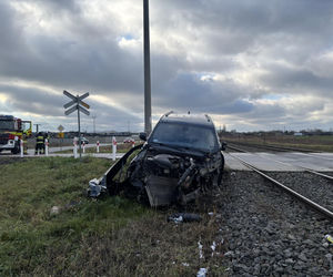 Na przejeździe kolejowo-drogowym w Mordach pociąg uderzył w osobówkę