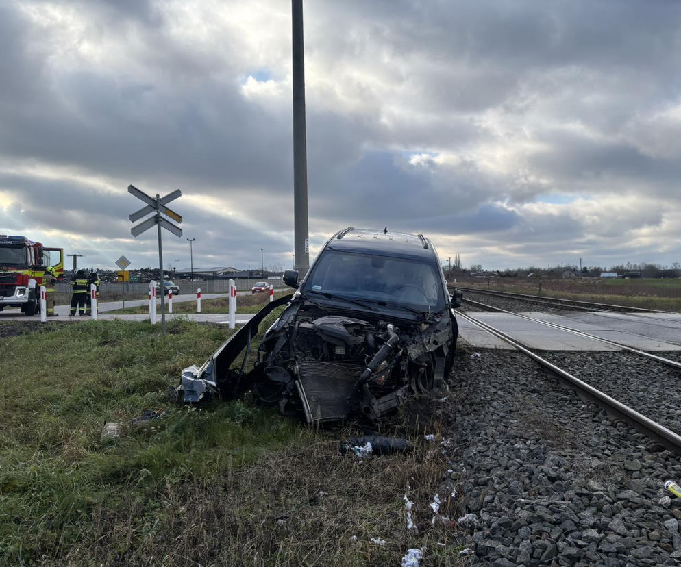 Na przejeździe kolejowo-drogowym w Mordach pociąg uderzył w osobówkę