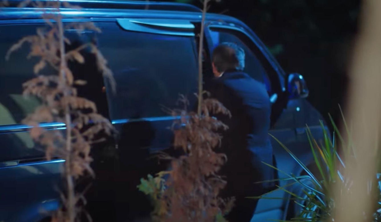 Zbir uprowadzi ją i zamknie w domku na odludziu.