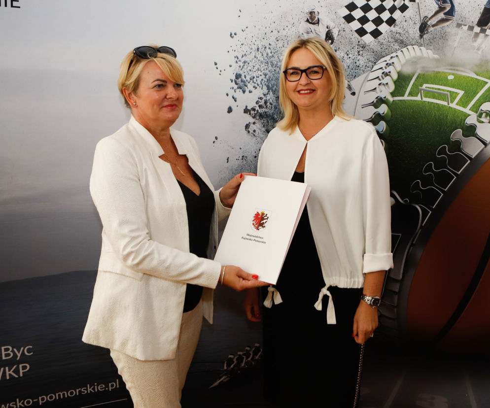 Będzie boisko do siatkówki plażowej w Toruniu. Umowę odebrała Mariola Soczyńska