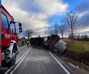 Cysterna przewróciła się na krajowej szesnastce