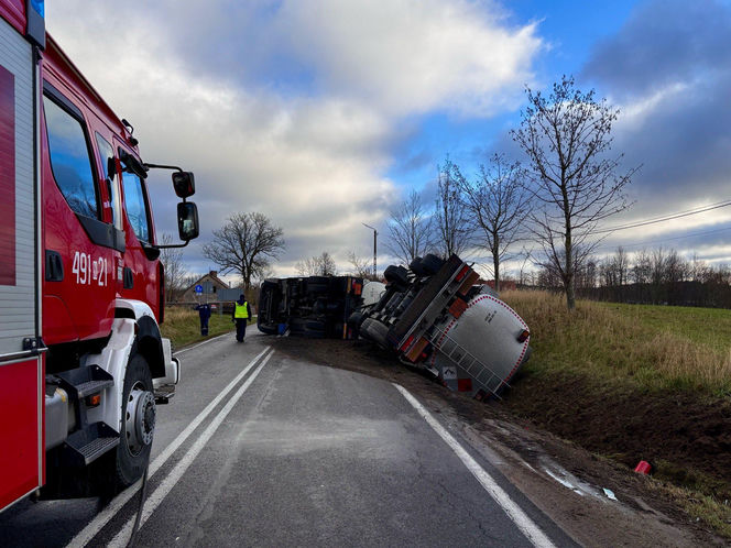 Cysterna przewróciła się na krajowej "szesnastce"