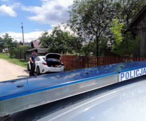 Staranował autem policjantów