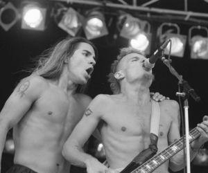 Red Hot Chili Peppers i historia Mother's Milk. Na tym albumie zadebiutował najsłynniejszy skład grupy 