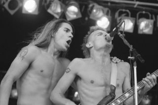 Red Hot Chili Peppers i historia Mother's Milk. Na tym albumie zadebiutował najsłynniejszy skład grupy 