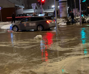 Kilkanaście awarii wodociągowych w Nowy Rok w Warszawie, zalane ulice. Kilkadziesiąt budynków bez wody