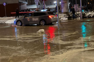 Kilkanaście awarii wodociągowych w Nowy Rok w Warszawie, zalane ulice. Kilkadziesiąt budynków bez wody