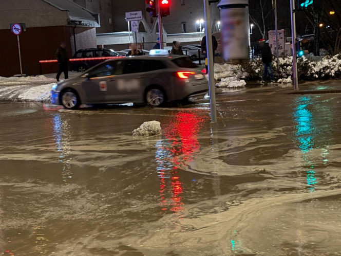 Kilkanaście awarii wodociągowych w Nowy Rok w Warszawie, zalane ulice. Kilkadziesiąt budynków bez wody